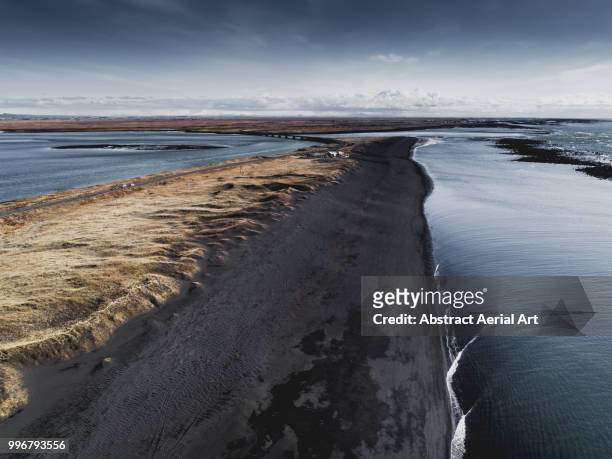 black beach, iceland - multicóptero - fotografias e filmes do acervo
