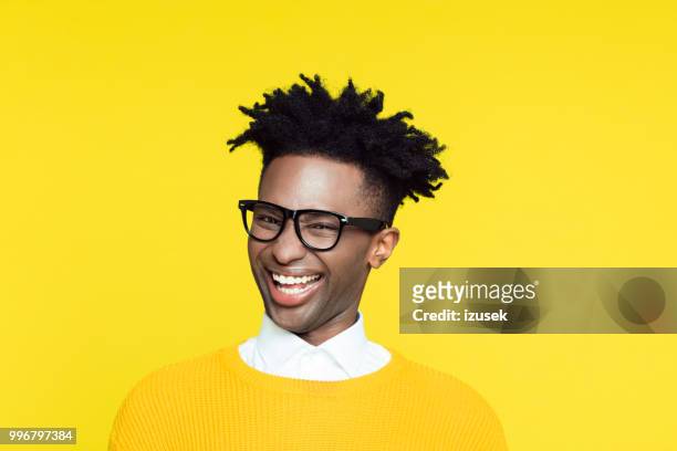 gelbe porträt von nerdy junge mann was lustiges gesicht - izusek stock-fotos und bilder