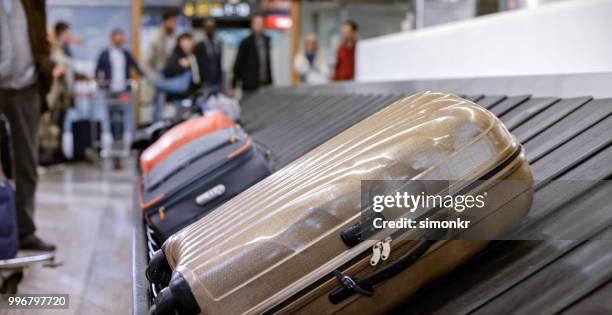 business people standing at baggage claim - baggage claim imagens e fotografias de stock