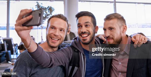 empresários na sala de embarque - decote-redondo-decote - fotografias e filmes do acervo