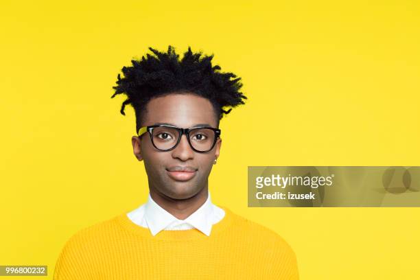 divertente ritratto di giovane nerd sorridente in stile retrò - izusek foto e immagini stock
