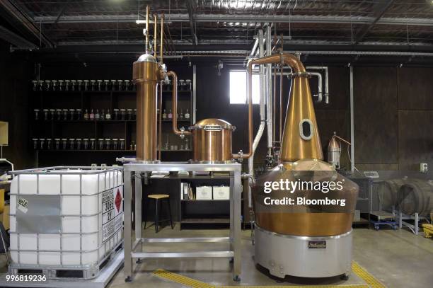 Forty Spotted Rare Tasmanian Gin distills in a copper pot still at the Lark Distillery Ltd. Whisky and gin distillery in Cambridge, Tasmania,...