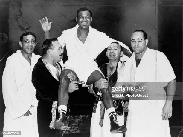American boxer Sugar Ray Robinson smiles and waves as he is held aloft by fellow boxers, from left, Randolph Turpin , Gene Fullmer , Carmen Basilio ,...