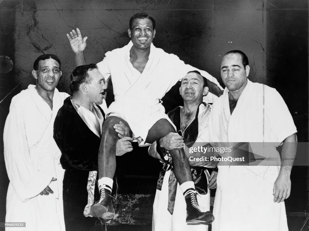 Boxers Carry Sugar Ray Robinson