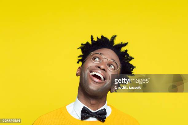 divertido retrato de excitado joven nerd mirando hacia arriba - izusek fotografías e imágenes de stock