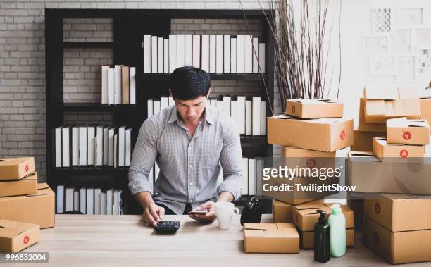 men working at home selling online in small business - e commerce imagens e fotografias de stock