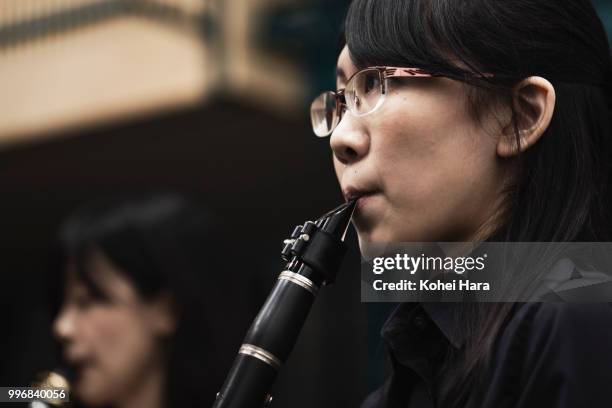 woman playing a clarinet at concert hall in rehearsal - royal box at chime for change the sound of change live concert stockfoto's en -beelden