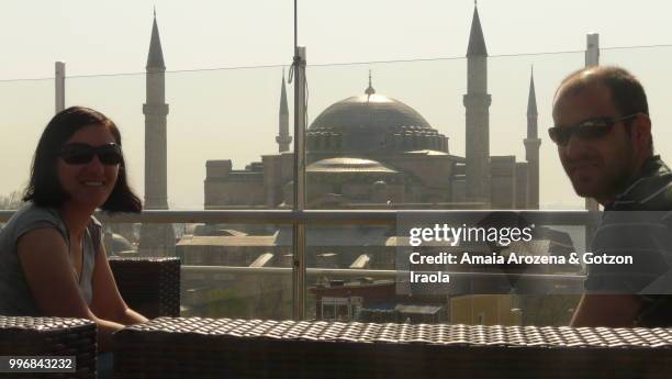 couple in front of the blue mosque. istanbul. - sultanahmet viertel stock-fotos und bilder