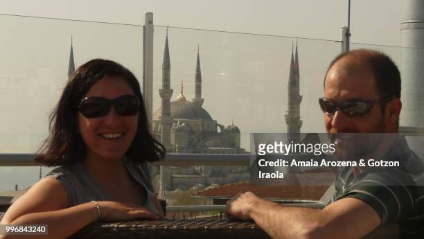 couple in front of the blue mosque. istanbul. - sultanahmet viertel stock-fotos und bilder