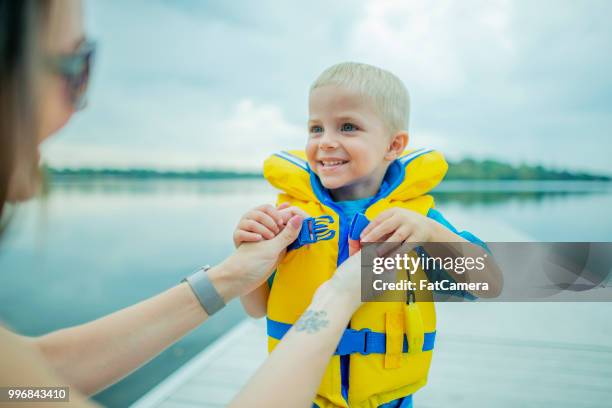 mutter aushelfen - schwimmweste stock-fotos und bilder