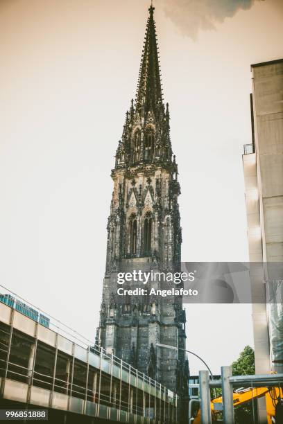 germany, hamburg, nikolai fleet and st. nicholas church - st nicholas church stock pictures, royalty-free photos & images