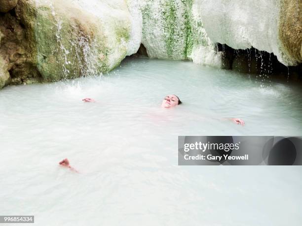 woman relaxing outdoors in a thermal bath - gary balance foto e immagini stock