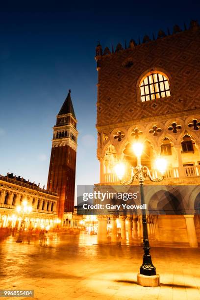 st mark's square, venice, illuminated at at dusk - palácio dos doges imagens e fotografias de stock