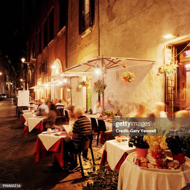 trastevere district in rome at night - restaurant strasse stock-fotos und bilder