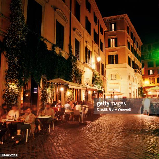 trastevere district in rome at night - trastevere stock-fotos und bilder