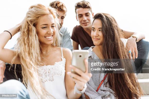 grupp vänner ta en selfie tillsammans i steg - franckreporter bildbanksfoton och bilder