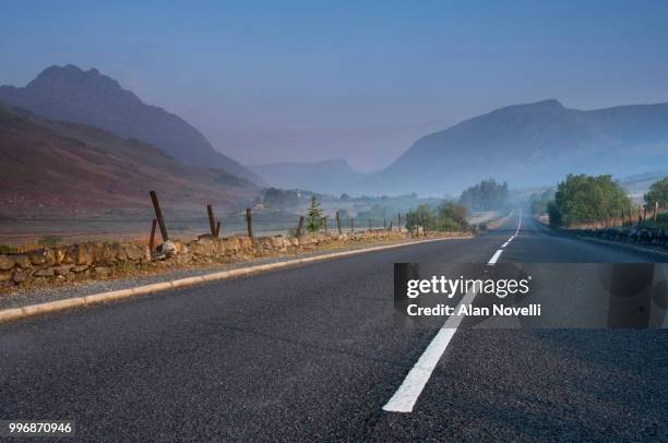 the main a5 trunkroad passing tryfan through the ogwen valley, snowdonia national park, north wales, uk - north wales stock-fotos und bilder