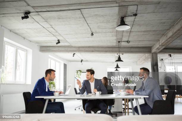 business team met vergadering in kantoor - izusek stockfoto's en -beelden