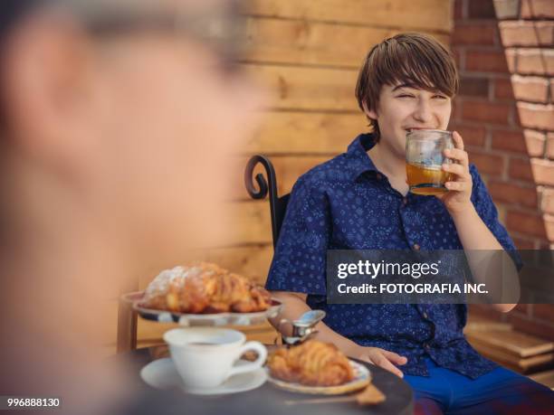 patio tijd met moter en zoon - fotografia stockfoto's en -beelden