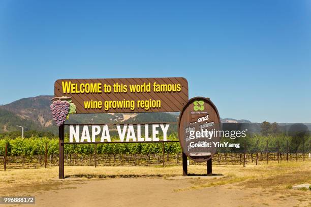 panneau de signalisation touristique pour le vignoble napa valley en californie - comté de la napa photos et images de collection
