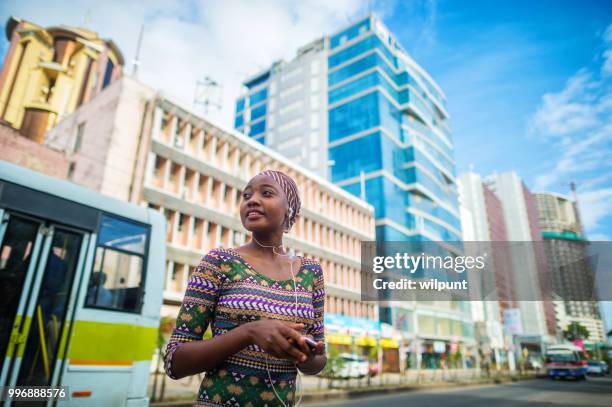 jonge vertrouwen afrikaanse vrouw in het centrum van de stad - dar es salaam stockfoto's en -beelden