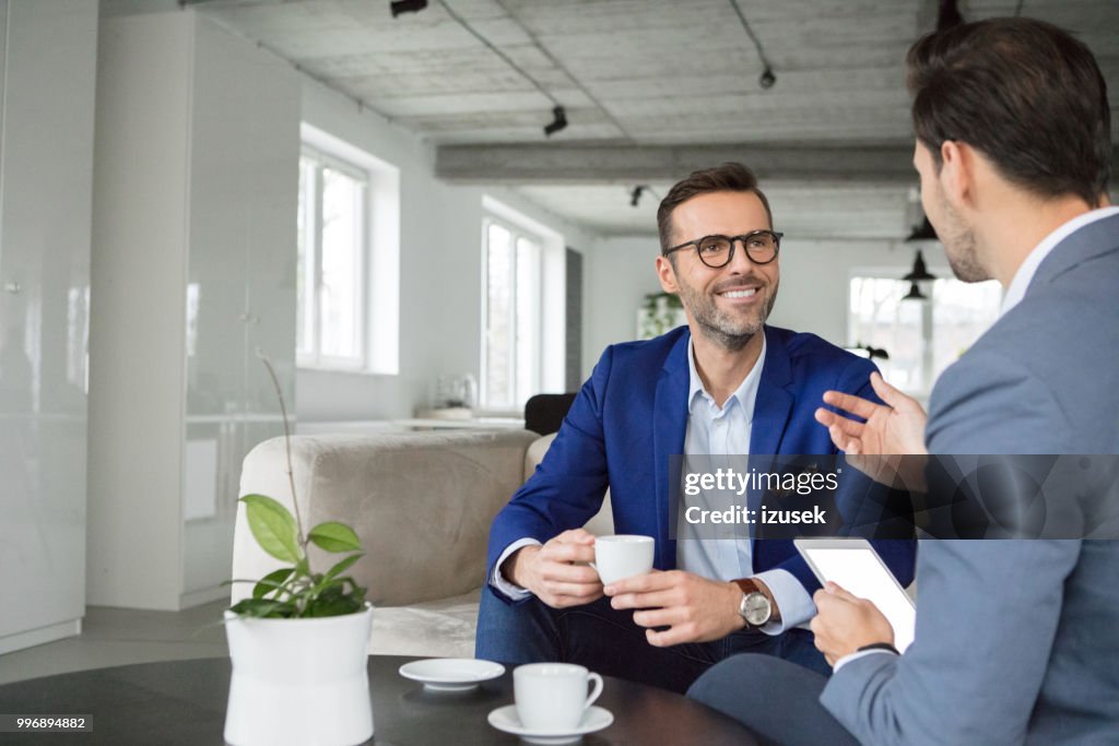 Mensen uit het bedrijfsleven hebben een bespreken in pauze