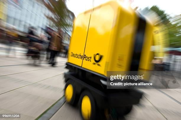 Dpatop - A "PostBOT" robot for postal carriers in Bad Hersfeld, Germany, 4 October 2017. Photo: Swen Pförtner/dpa