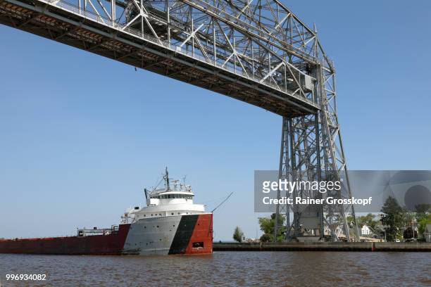 big ship passing the aerial lift bridge in duluth - rainer grosskopf foto e immagini stock