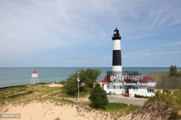 big sable point lighthouse (1867) - dune de sable stockfoto's en -beelden