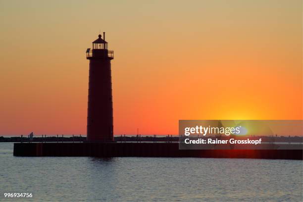 south pierhead lighthouse (1903) at sunset - 1903 bildbanksfoton och bilder