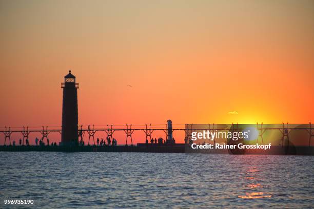 grand haven pier lighthouse (1905) on lake michigan at sunset - rainer grosskopf foto e immagini stock