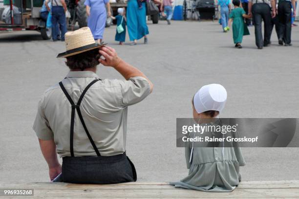 amish people at amish auction in mt. hope in holmes county - rainer grosskopf foto e immagini stock
