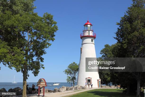 marblehead lighthouse (1821) on the shore of lake erie - rainer grosskopf 個照片及圖片檔