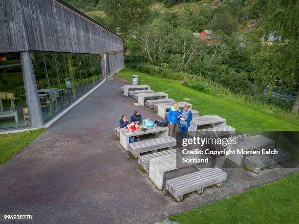 borgund stave church museum and visitor center, norway - verwaltungsbezirk sogn og fjordane stock-fotos und bilder