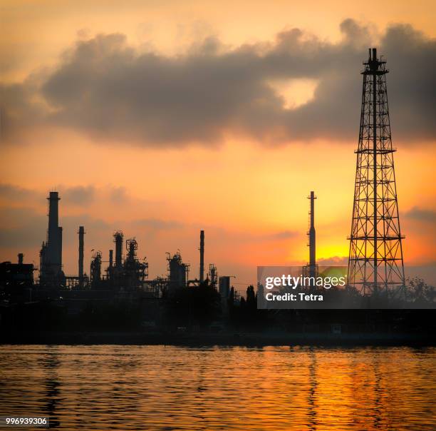 oil and gas industry - refinery at twilight - factory - petroche - tetra images stock pictures, royalty-free photos & images