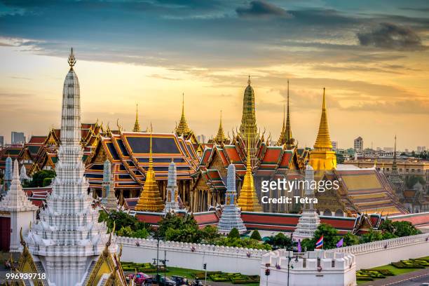 grand palace and wat phra keaw at sunset bangkok, - tetra images stock pictures, royalty-free photos & images