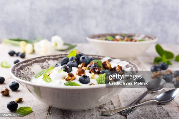quark with blueberries, pistachios and mint - quark stockfoto's en -beelden