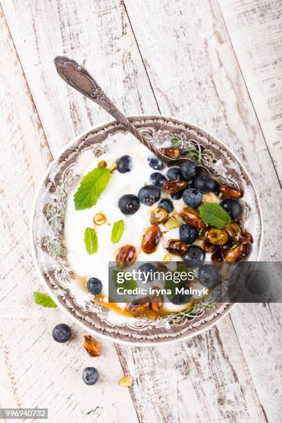 quark with blueberries, pistachios and mint - quark stockfoto's en -beelden