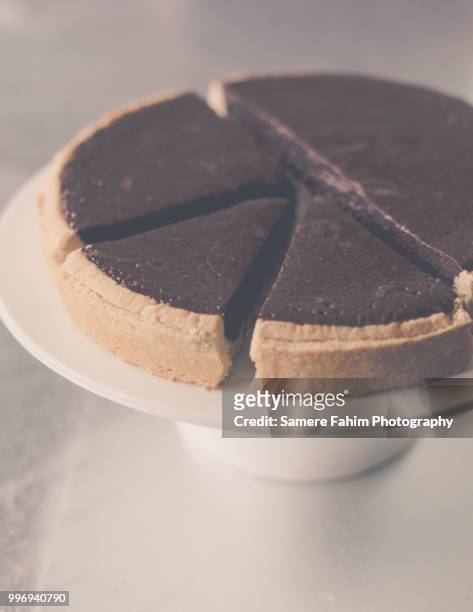 tart with chocolate - samere fahim fotografías e imágenes de stock