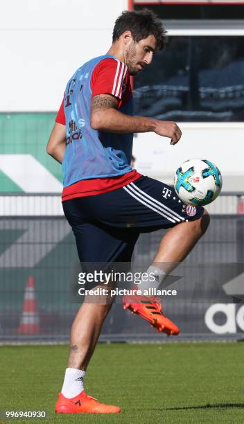 Bayern Munich Spanish defender Javi Martinez controls the ball during a training session in Munich, Germany, 05 October 2017. Photo: Amelie Geiger/dpa