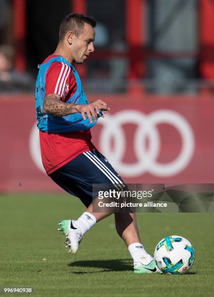 Bayern Munich Brazilian midfielder Rafinha controls the ball during a training session in Munich, Germany, 05 October 2017. Photo: Amelie Geiger/dpa
