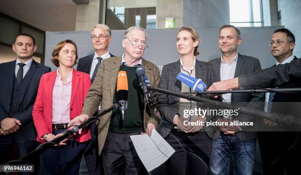 Dpatop - The AfD parliamentary group chairman Alexander Gauland and Alice Weidel stand together with the newly elected deputy parliamentary group...