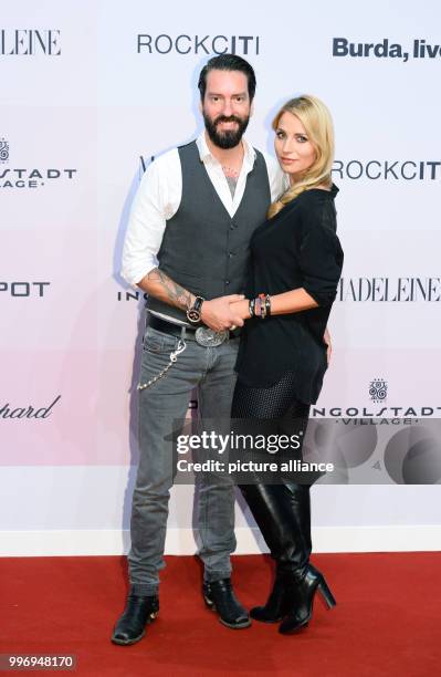 Singer Alec Voelkel and hsi wife Johanna arrive at the charity gala 'Tribute to Bambi' in Berlin, Germany, 5 October 2017. Photo: Gregor Fischer/dpa