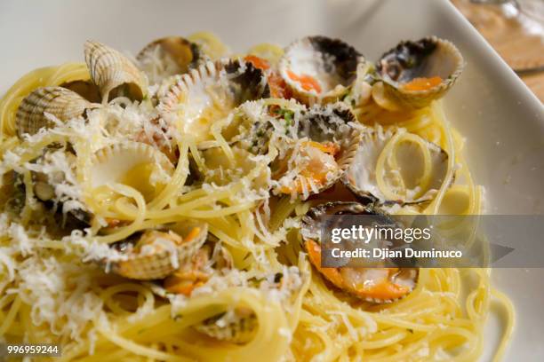 primo piatto - pasta al pomodoro foto e immagini stock