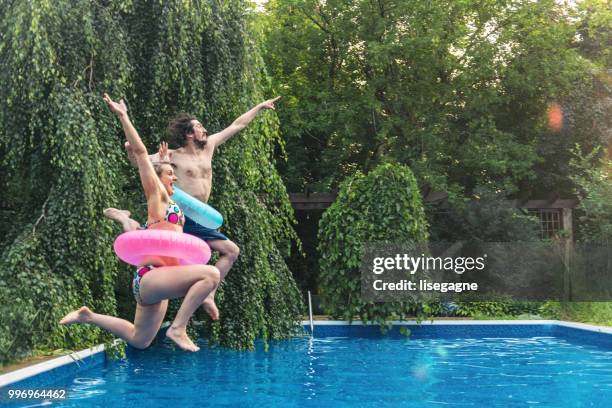 paare, die spaß in einem schwimmbad sommertag - lisegagne stock-fotos und bilder