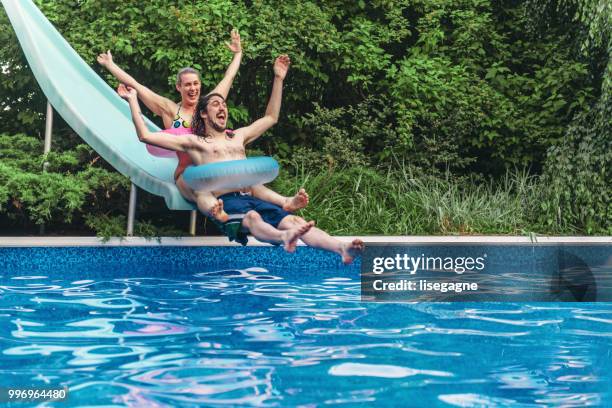 paare, die spaß in einem schwimmbad sommertag - lisegagne stock-fotos und bilder