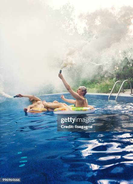 paare, die spaß in einem schwimmbad sommertag - lisegagne stock-fotos und bilder