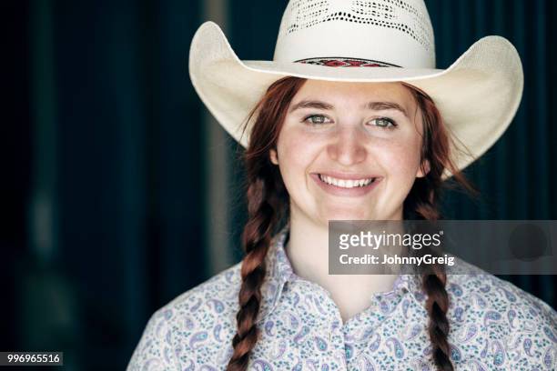 vaquera retrato sonriente - cowgirl hairstyles fotografías e imágenes de stock