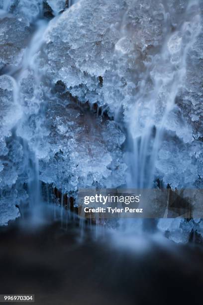 frozen falls - tyler frost stockfoto's en -beelden