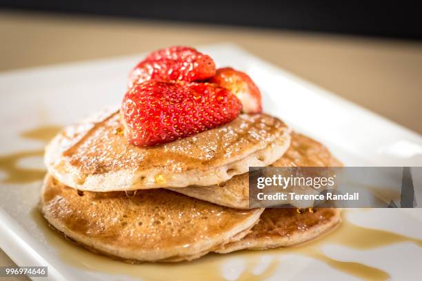 pancakes with strawberries and maple syrup - randall 個照片及圖片檔